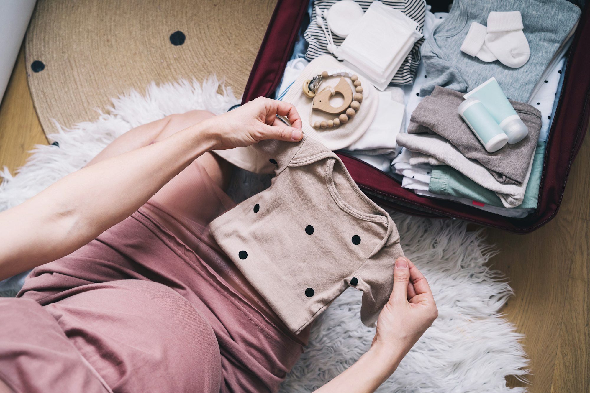Lire la suite à propos de l’article Préparer la valise de maternité : Tout ce dont vous avez besoin pour l’arrivée de bébé 👶🍼